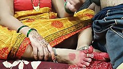 Pila saree pahankar Desi bhabhi ne apane hi uncle ke sath chud gahi